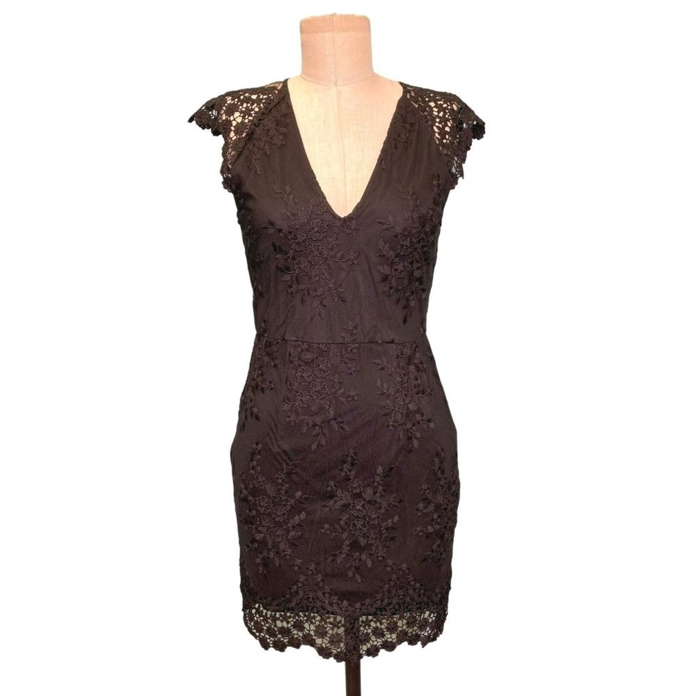 Xtaren Lace Flutter Cap Sleeve V-Neck Bodycon Mini Dress Black Size Medium NWT